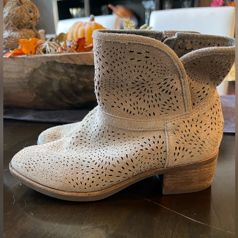 UGG size 6.5 suede ankle boots